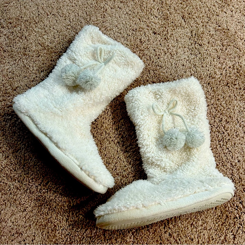 White fluffy slippers K